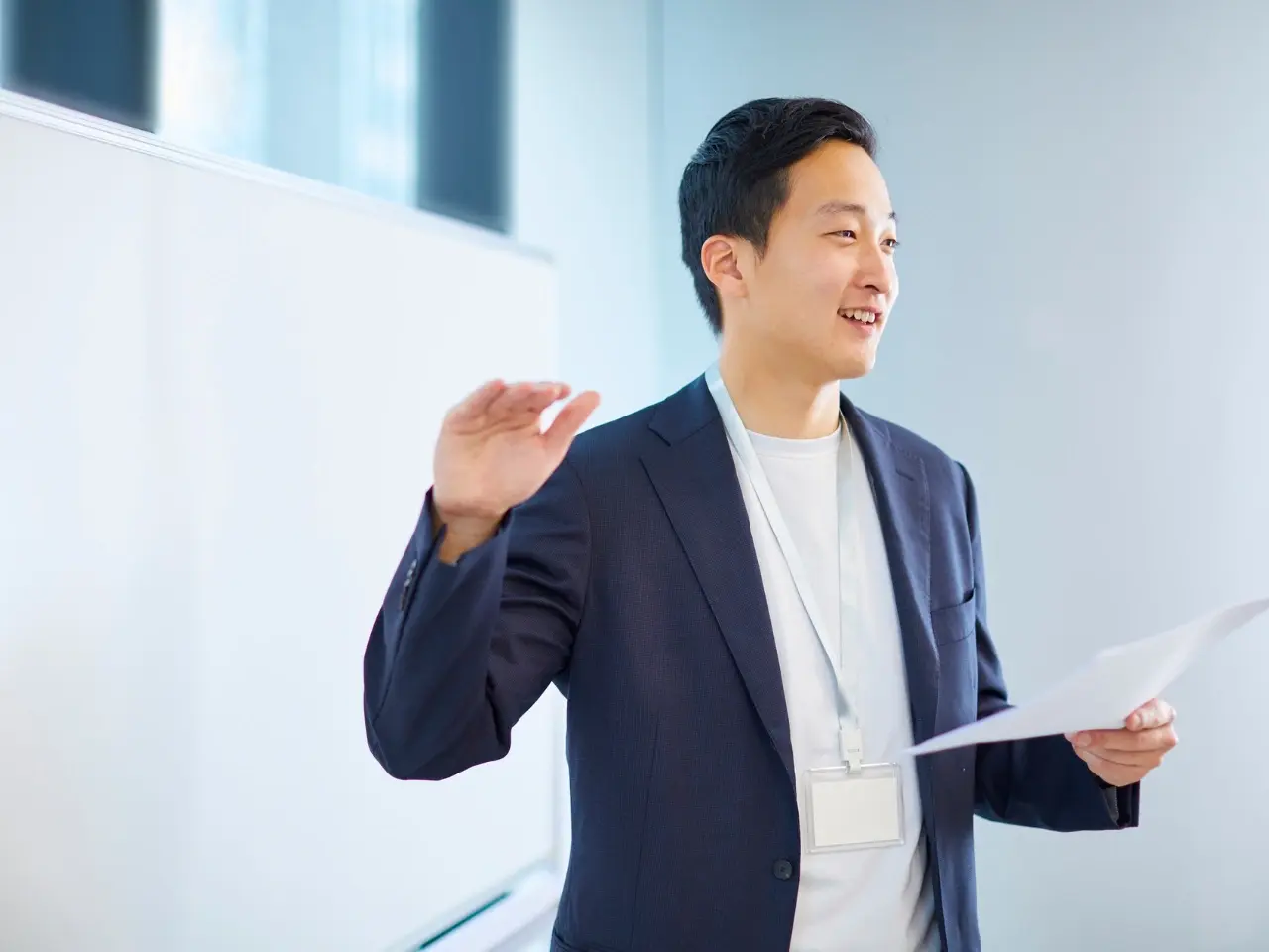 Professional presentation illustrating spoken communication in Chinese business settings.