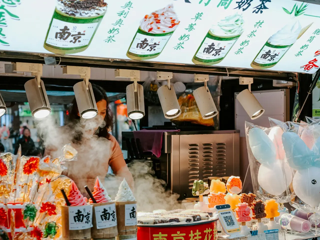 Street market scene reflecting local Mandarin- and Cantonese-speaking culture and commerce.