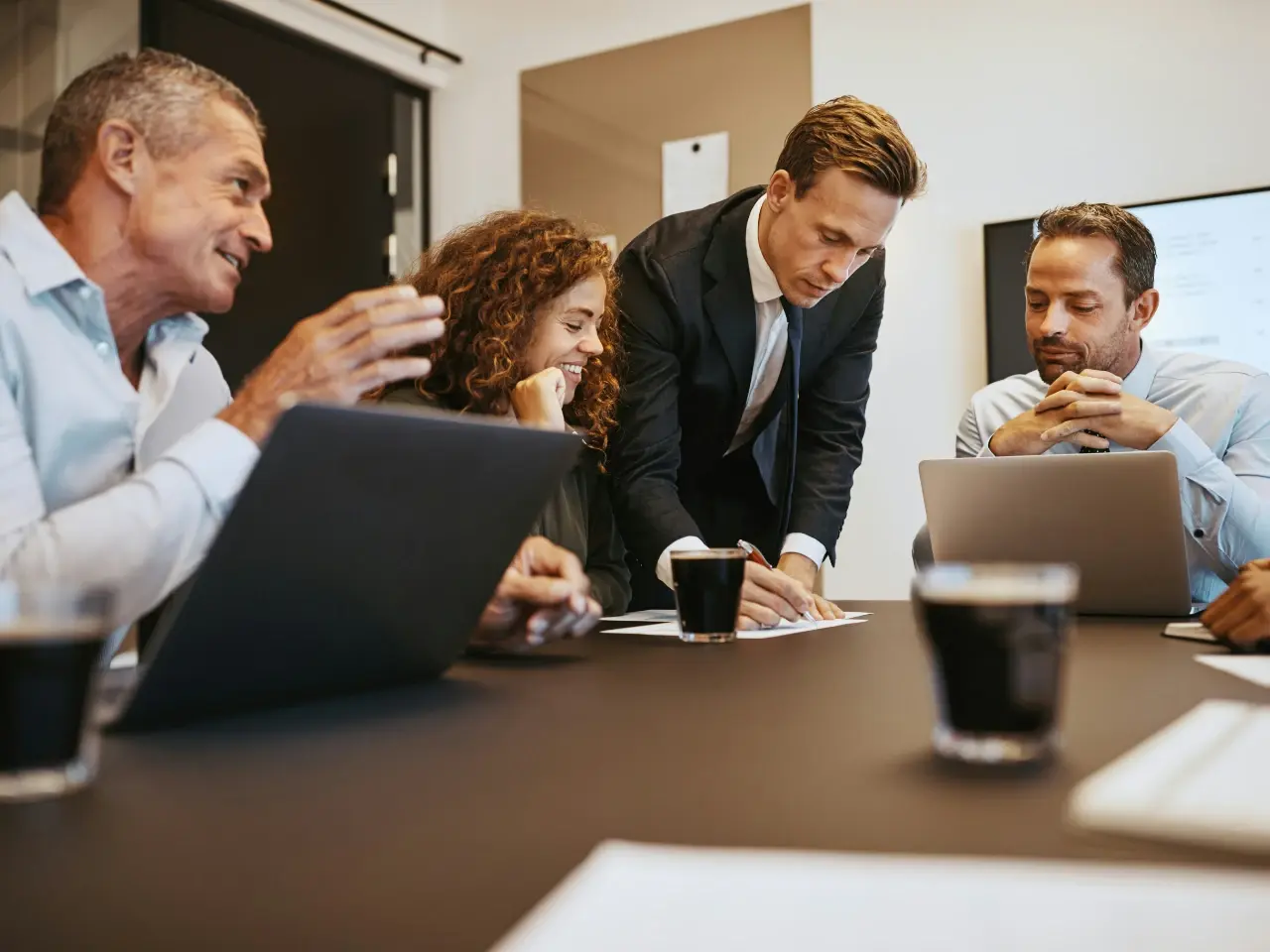 Business team collaborating during a meeting to review best practices and compliance strategies for Quebec’s Bill 96 language regulations.