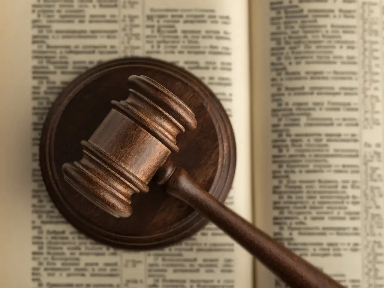 Judge’s gavel placed on an open book, symbolizing Quebec’s Bill 96 and legal reforms to the French language charter.