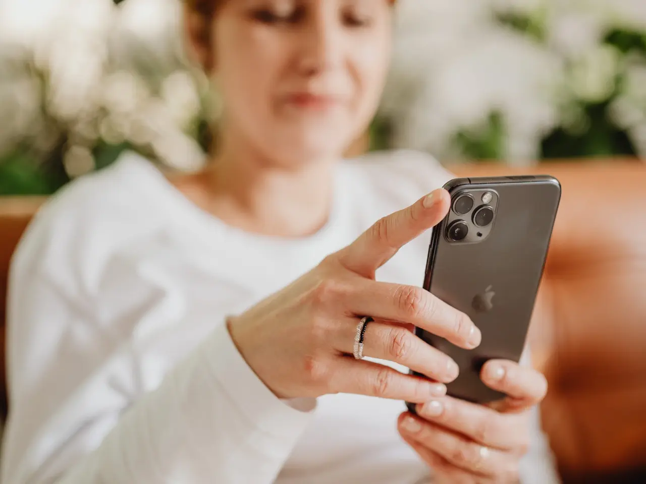 User switching languages on a mobile device, representing Shopify’s customer language selector.