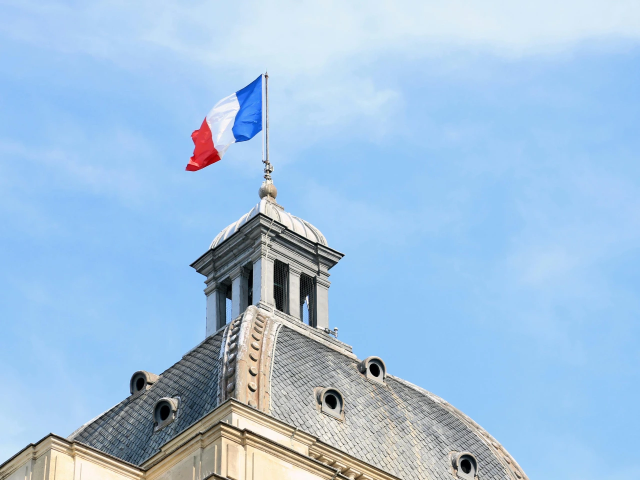 French flag representing French-language requirements for employment contracts in Quebec.